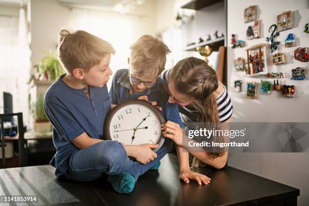 bambini che giocano a uno scherzo del giorno del pesce d'aprile - daylight saving time foto e immagini stock