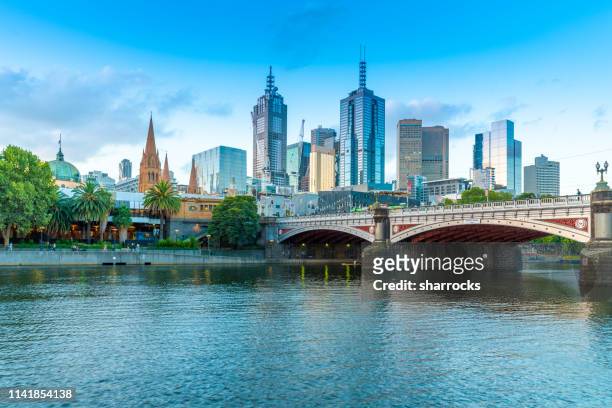 sonnenuntergang über melbourne und yarra river - victoria australia stock-fotos und bilder