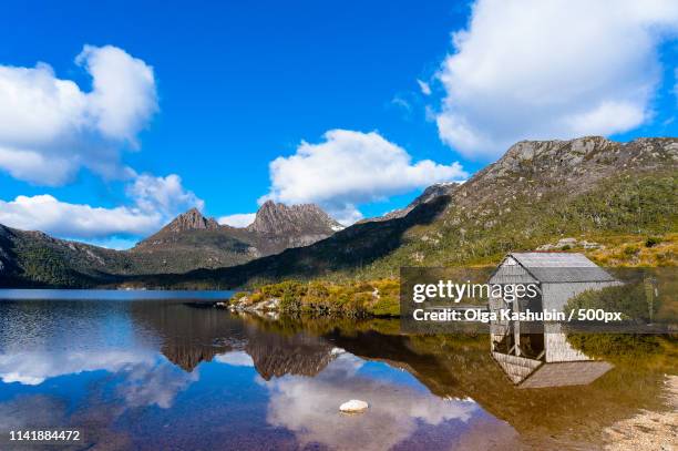 cradle mountain boat shed - olga mountains australia stockfoto's en -beelden