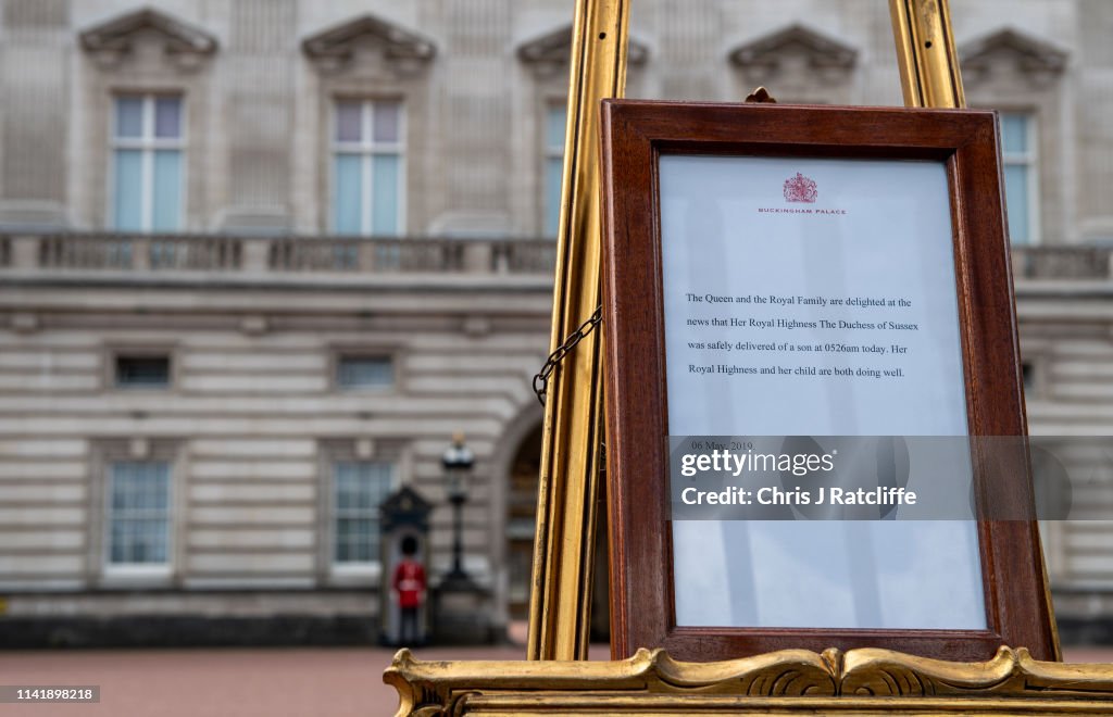 Crowds Flock To Buckingham Palace For New Royal Baby Announcement