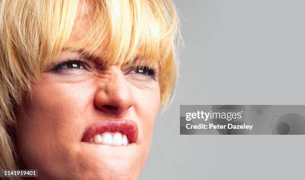 angry woman swearing - juramento fotografías e imágenes de stock