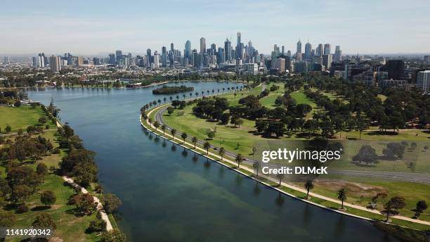 lucht zicht op het albert park meer - melbourne aerial view stockfoto's en -beelden