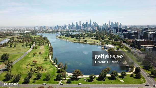 lucht zicht op het albert park meer - melbourne australië stockfoto's en -beelden