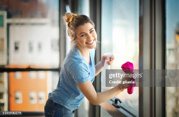 wohnungsreinigung. - woman cleaning for man stock-fotos und bilder