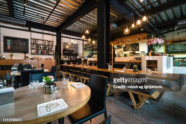 interior del moderno restaurante en shanghai - bar cafeteria fotografías e imágenes de stock