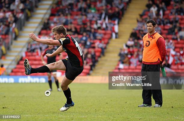 Owen Farrell of Saracens kicks the winning kick as his father and Saracens coach Andy Farrell looks on during the Aviva Premiership semi final match...