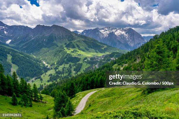 mountain landscape along the road to colle dell'assietta - sestriere foto e immagini stock