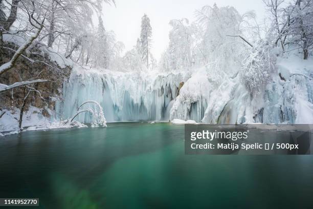 plitvice lakes frozen fairytale - nationalpark plitvicer seen stock-fotos und bilder
