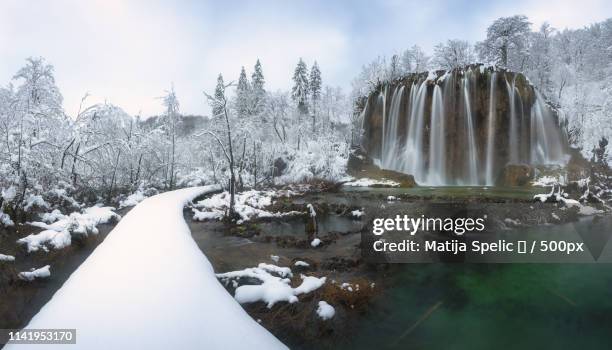 plitvice winter - frozen waterfall stockfoto's en -beelden