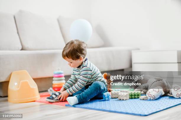 ich muss mich auf den kindergarten vorbereiten - boy tying shoes stock-fotos und bilder