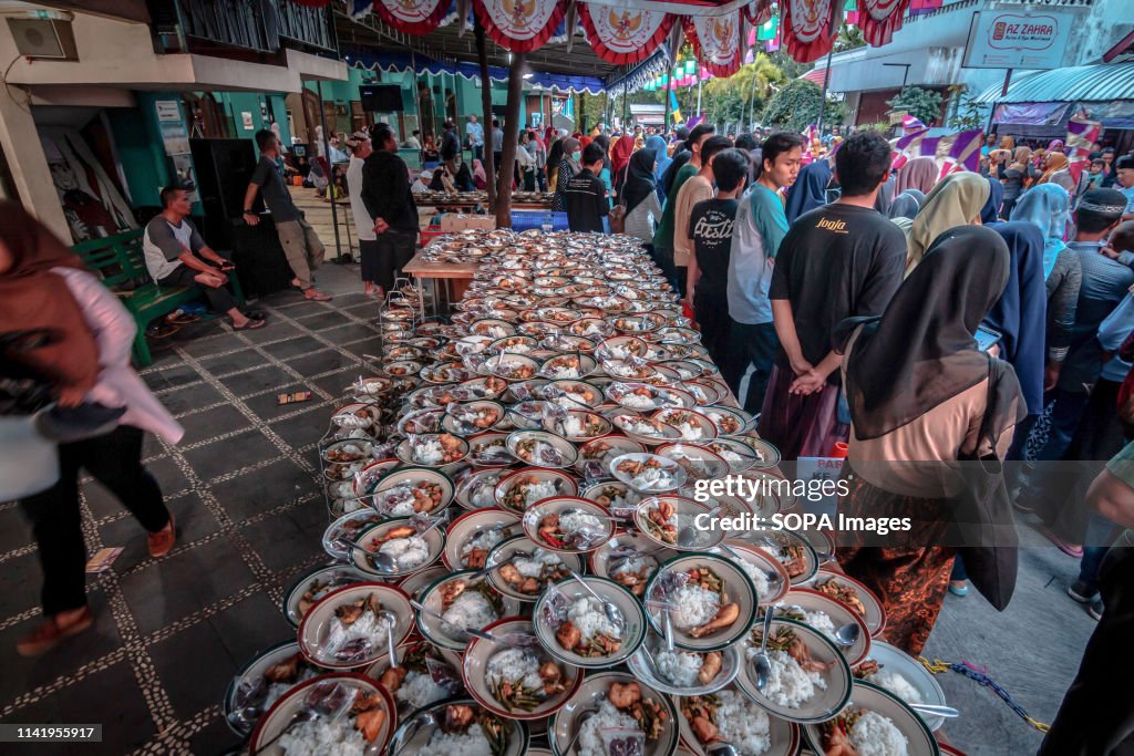 Plates of food of Indonesian Muslims gathered for iftar (...