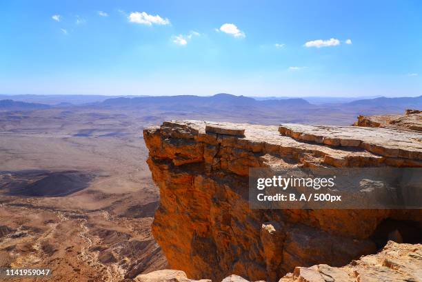 machtesh ramon dessert - saillie rocheuse photos et images de collection