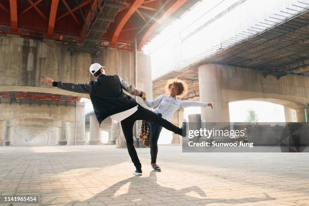 spontaneous dancing - modern dancer stock pictures, royalty-free photos & images