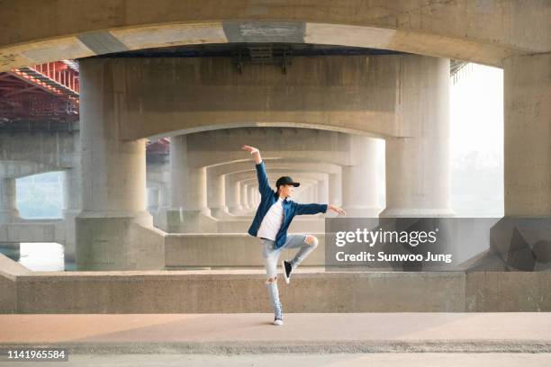 spontaneous dancing - dança moderna imagens e fotografias de stock