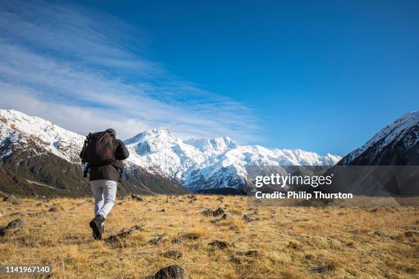 man wandelen in de besneeuwde bergen - australian winter stockfoto's en -beelden