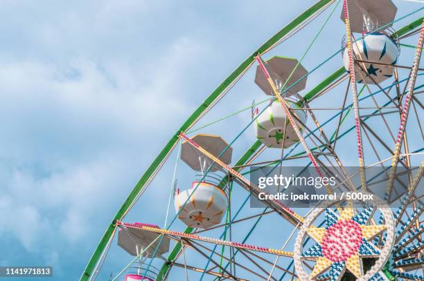 ferris wheel on cloudy sky - ipek morel 個照片及圖片檔