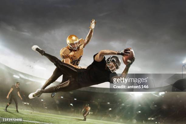 美國足球運動員在體育場上跑動。運動壁紙與複製空間。 - touchdown 個照片及圖片檔