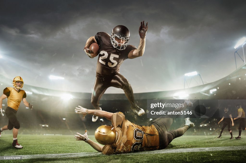 Jugador de fútbol americano en el estadio corriendo en acción. Papel tapiz deportivo con Copyspace.