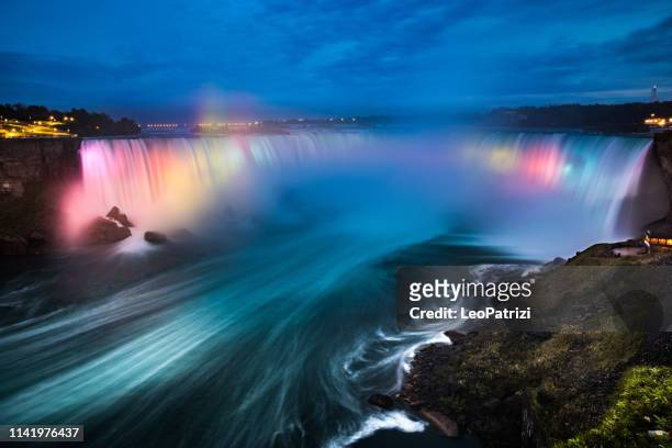 cascate del niagara illuminate di notte - canada - nord america - niagara falls città foto e immagini stock
