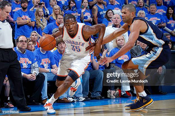 Kevin Durant of the Oklahoma City Thunder drives against Shane Battier of the Memphis Grizzlies in Game Seven of the Western Conference Semifinals...