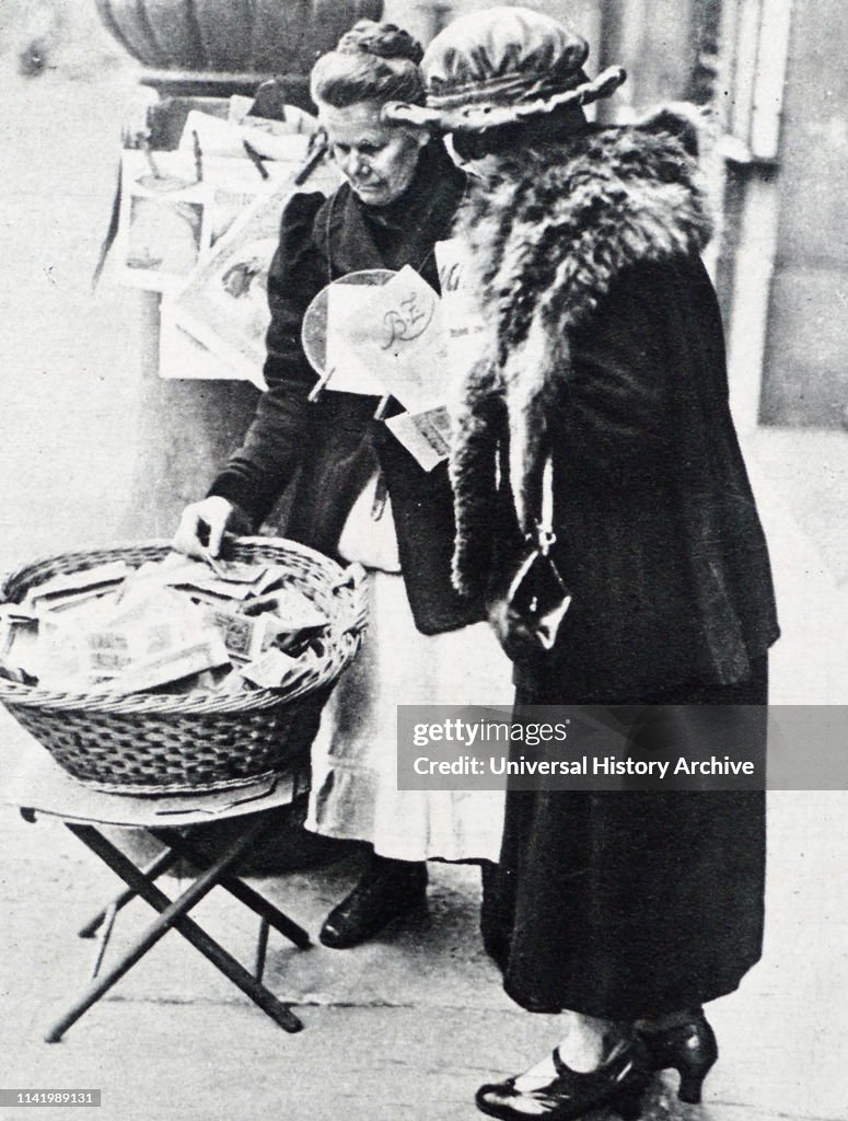 Basket full of banknotes during hyperinflation era in Weimar.