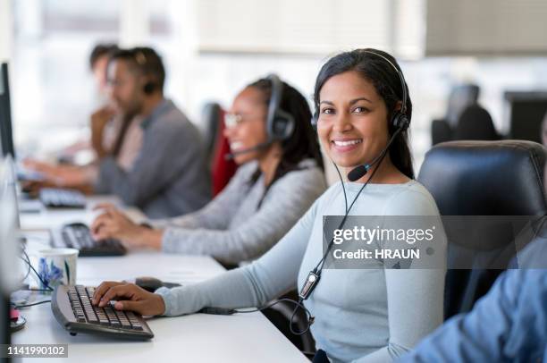 opérateur de sourire de femme travaillant dans le centre d’appel - integration service photos et images de collection