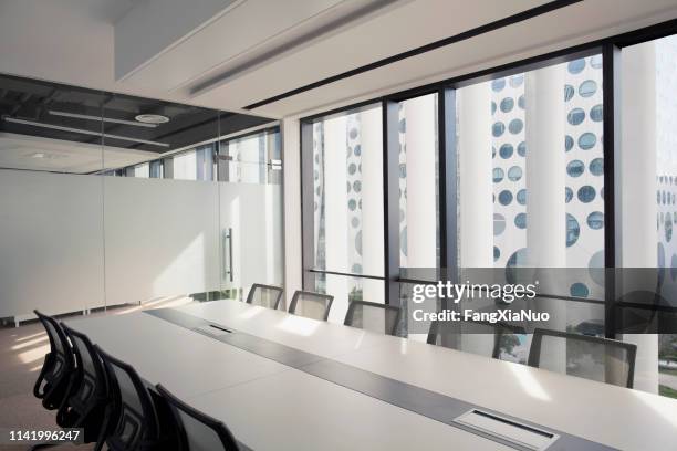 vista della sala conferenze aziendali contemporanee - governing board foto e immagini stock