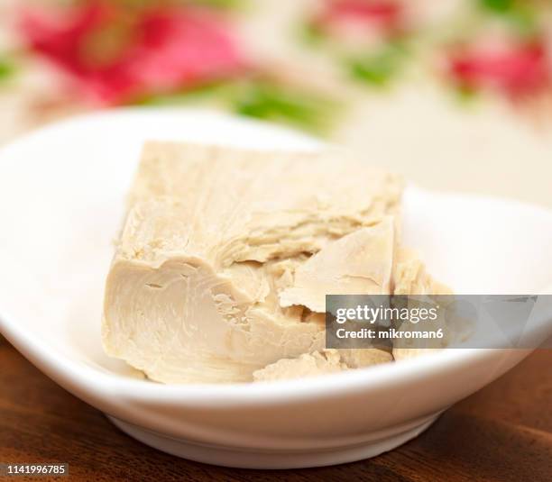 close-up of fresh yeast cube - rijzen stockfoto's en -beelden