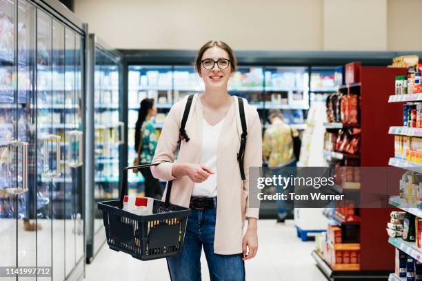 portrait of young woman shopping for food - durchsichtig kleidung frau stock-fotos und bilder