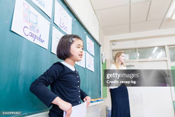 apprendimento del bambino lingua inglese mentre si gioca in classe - lingua inglese foto e immagini stock