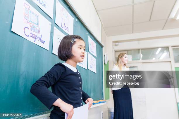 barn lärande engelska språket medan du spelar spel i klass rummet - english language bildbanksfoton och bilder