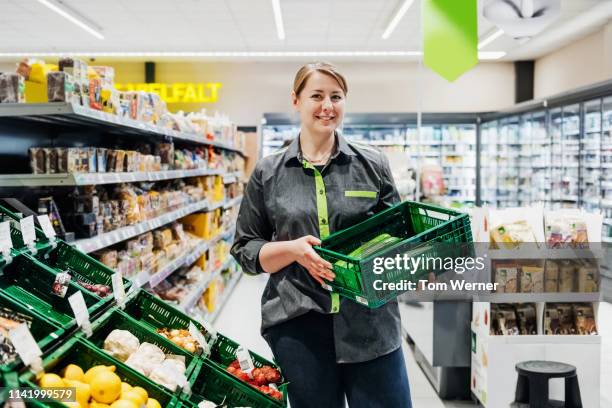 portrait of supermarket employee - produce aisle photos et images de collection