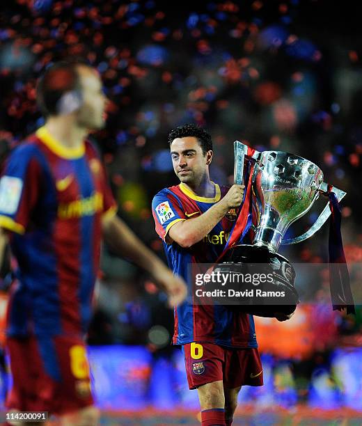 Xavi Hernandez of FC Barcelona holds the La Liga trophy after the La Liga match between Barcelona and Deportivo La Coruna at Camp Nou Stadium on May...