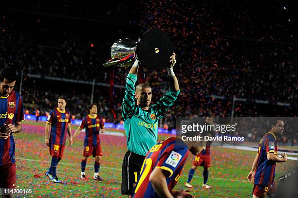 Goalkeeper Victor Valdes of FC Barcelona holds up the La Liga trophy after the La Liga match between Barcelona and Deportivo La Coruna at Camp Nou...