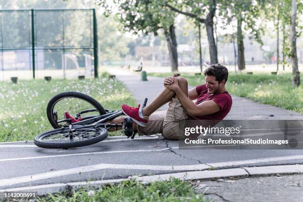 il giovane motociclista ha subito un incidente - colliding foto e immagini stock