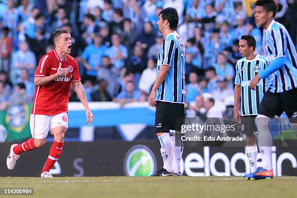 Alessandro ,jogador do Internacional comemora seu gol diante do Grêmio na partida realizada pela final do Campeonato Gaúcho 2011, na tarde de hoje no...