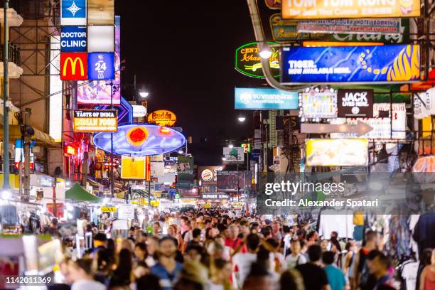 khao san road crowded with tourists at night, bangkok, thailand - khao san road restaurant stock pictures, royalty-free photos & images