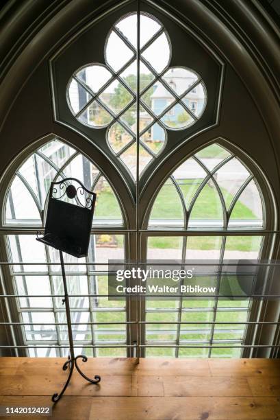 canada, prince edward island, north rustico, st. augustine catholic church, oldest catholic church on the island, music stand and church window - notenständer stock-fotos und bilder