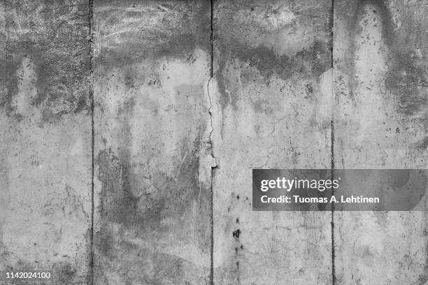 closeup of a weathered concrete wall - berliner mauer stock-fotos und bilder