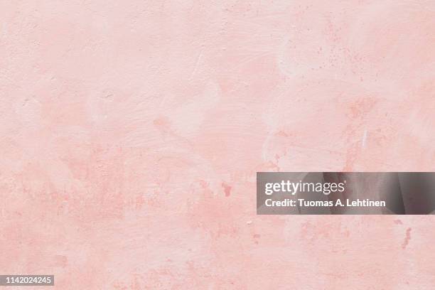 closeup of a pink concrete wall - color rosa fotografías e imágenes de stock