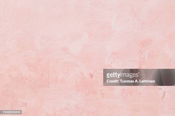 closeup of a pink concrete wall - couleur atténuée photos et images de collection