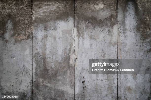 closeup of a weathered concrete wall - berliner mauer stock-fotos und bilder