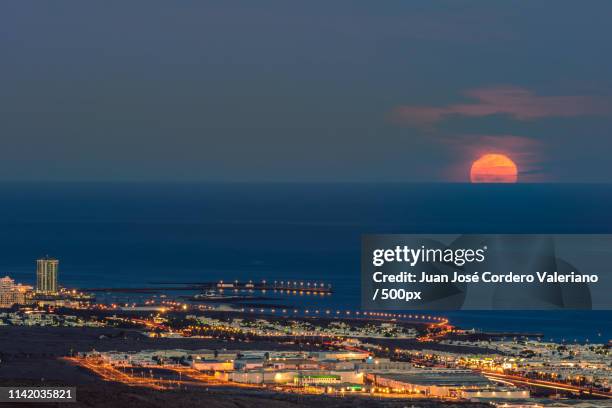 moonrise over arrecife - arrecife stock-fotos und bilder