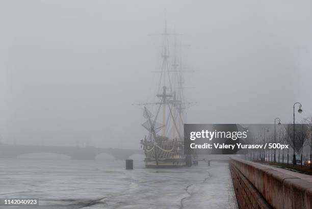 sailboat in the fog - old frigate 個照片及圖片檔