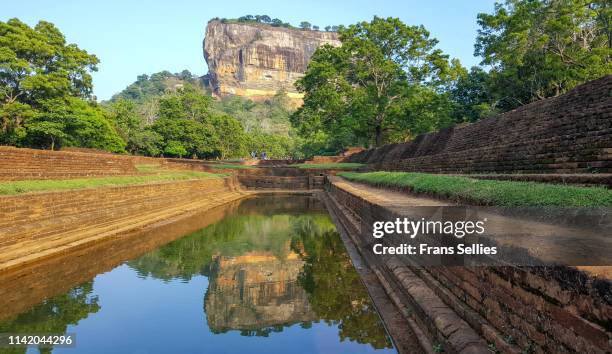 sigiriya rock, sri lanka (unesco world heritage site) - sigiriya stockfoto's en -beelden