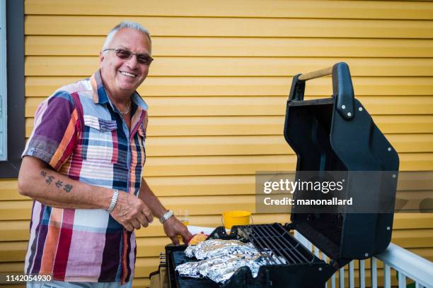 grillfest am muttertag mit mehrgenerationenfamilie - bbq father stock-fotos und bilder