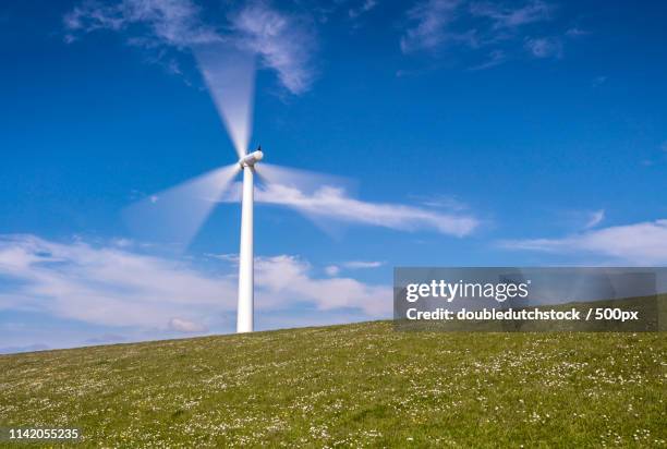 wind turbine in motion - dyke stockfoto's en -beelden