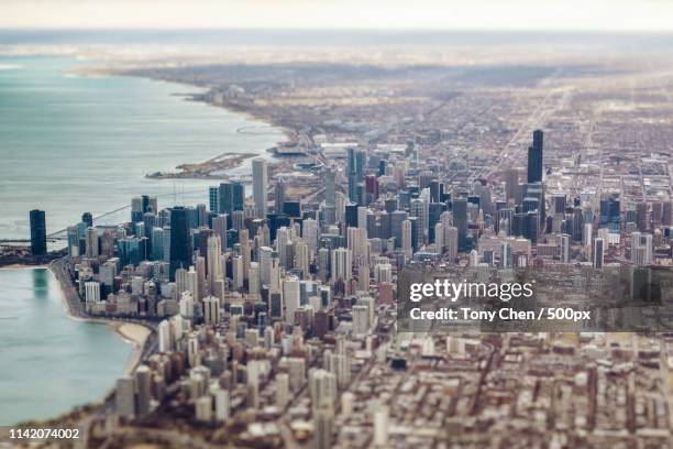 flying over chicago - チルトシフト ストックフォトと画像