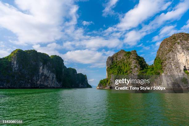 ha long bay, vietnam - bay of water stock pictures, royalty-free photos & images