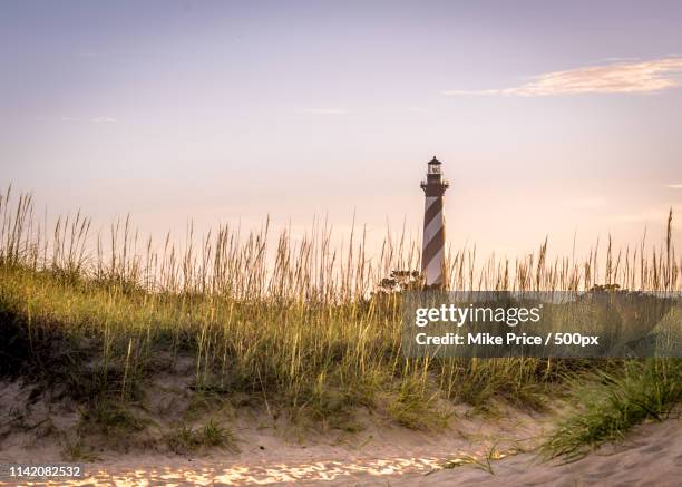 lighthouse over the dune - north carolina lighthouse stockfoto's en -beelden